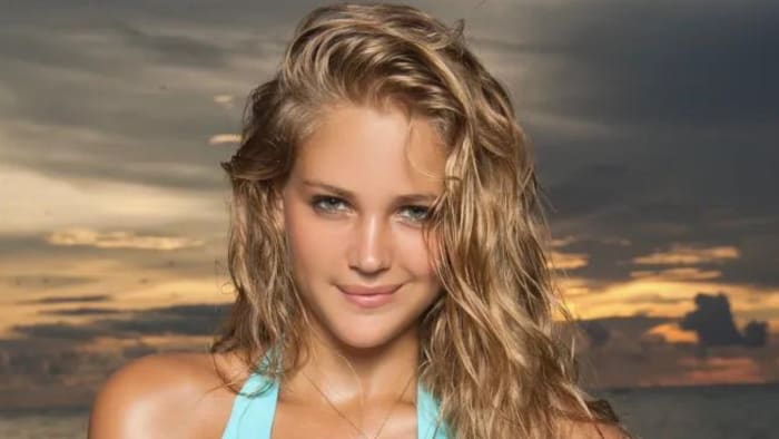 Esti Ginzburg was photographed by Raphael Mazzucco in the Philippines.